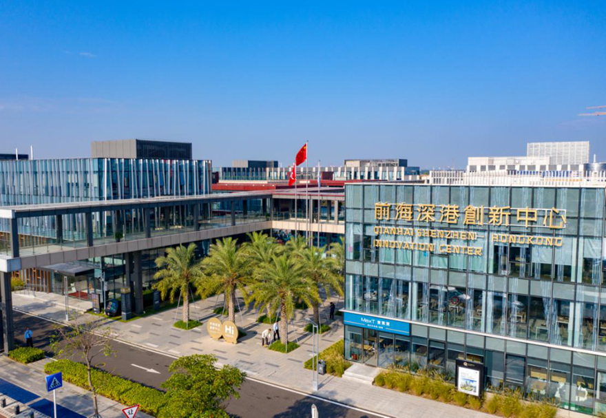 為對(duì)接香港需求，前海提出面向香港企業(yè)出讓不少于三分之一的土地，截至2021年9月，累計(jì)面向港企出讓土地19宗，面積39.55公頃，占新供應(yīng)經(jīng)營(yíng)性土地出讓面積的40.03%，有力拓展香港服務(wù)業(yè)發(fā)展空間。