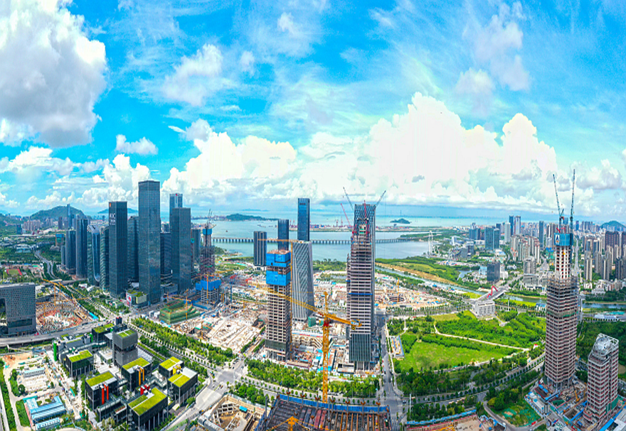 中共中央、國(guó)務(wù)院賦予前海更大使命，全面深化前海深港現(xiàn)代服務(wù)業(yè)合作區(qū)改革開放，支持前海實(shí)行比特區(qū)更特的政策。改革空間、開放力度前所未有，帶動(dòng)拓展港澳產(chǎn)業(yè)發(fā)展新空間，彰顯“一國(guó)兩制”強(qiáng)大生命力和優(yōu)越性。探索的腳步從未停歇，更高站位、更大格局、更寬視野，深港正擁抱開放，昂首闊步邁向新未來(lái)。