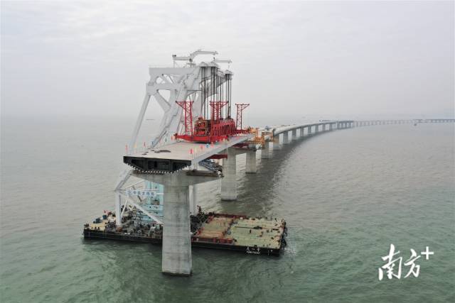 海上運架梁專用起重船“天一號”正在架設深中通道海域引橋第100榀箱梁。