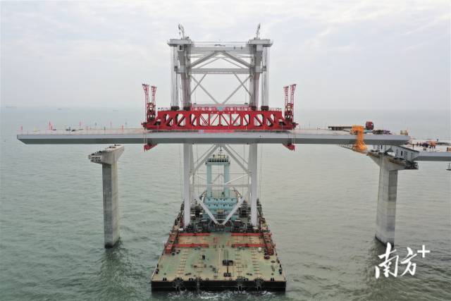 “天一號”正在深中通道海域引橋施工海域作業。