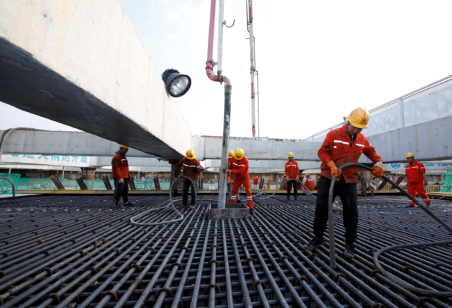 建設者正在進行施工作業。 建設者正在進行施工作業。
