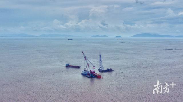 圖為黃茅海海域，保利長大黃茅海跨海通道T2先行標(biāo)正在施工。南方日?qǐng)?bào)記者 石磊 攝