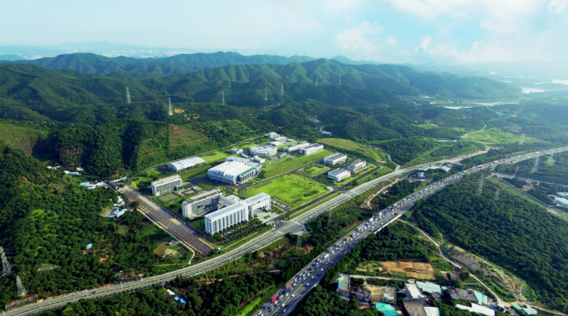 2005年，經國務院批準建造一個質子束功率達100kW、有效脈沖中子通量居世界前列的散裂中子源裝置，國家支持建設經費約12億元，建設期為7年。裝置建設包括一臺強流質子直線加速器、一臺快循環同步加速器、一個靶站、五臺中子譜儀等設施和科學實驗測試系統等。圖為中國散裂中子源實景航拍。