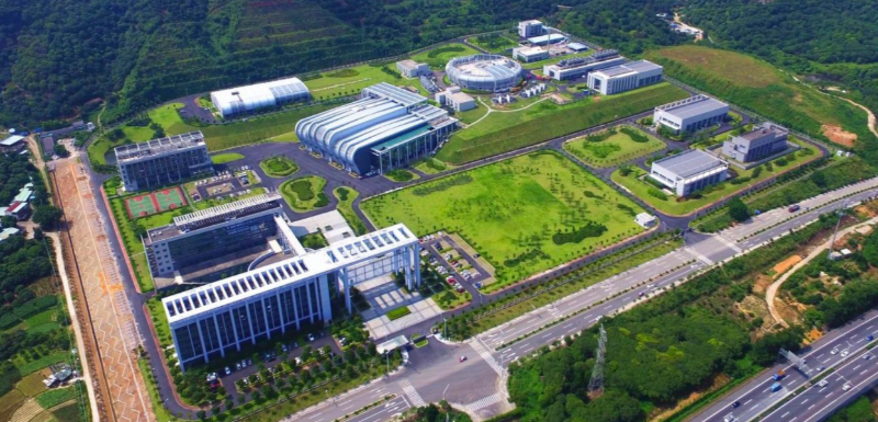 中國散裂中子源涵蓋我國凝聚態物理、化學、材料等多學科領域應用的需要，同時兼顧生命科學、工業應用等領域研究的應用需求。從2018年9月至今，中國散裂中子源已完成六輪運行，注冊用戶超3400人，完成課題700余項，已在Science、Nature Communication、Advanced Materials，JACS等期刊發表文章，并為部分國家重大需求和產業界需求提供技術支撐。圖為位于東莞大朗的中國散裂中子源。