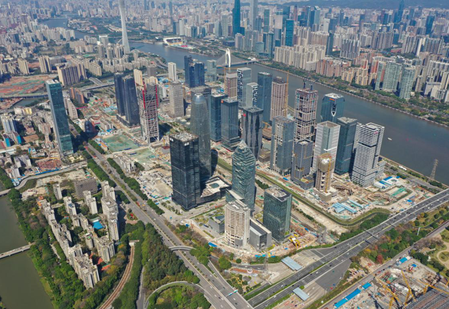 南粵大地，珠水江畔，有這樣一個地方，走在了時代的前沿，這就是廣州人工智能與數(shù)字經(jīng)濟試驗區(qū)。試驗區(qū)位于廣州中心城區(qū)，以人工智能與數(shù)字經(jīng)濟為主導產(chǎn)業(yè)，未來將著力引進人工智能、數(shù)字經(jīng)濟、云計算、數(shù)據(jù)科學、大數(shù)據(jù)等信息技術的總部企業(yè)、高新科技企業(yè)和科研機構。截至2021年上半年，試驗區(qū)內(nèi)注冊企業(yè)超8萬家，同比增加約1.2萬家，數(shù)字經(jīng)濟核心產(chǎn)業(yè)企業(yè)1.03萬家。圖為琶洲核心片區(qū)俯瞰圖。