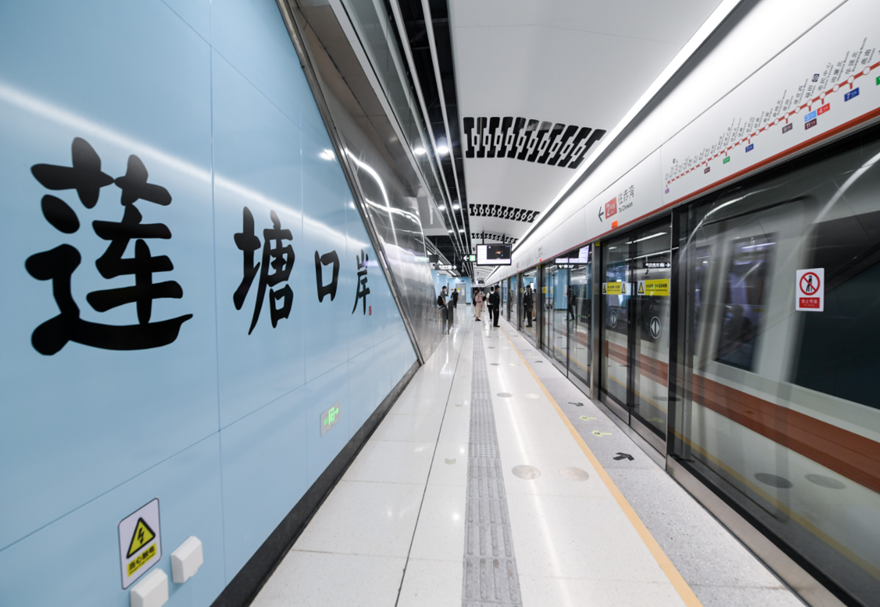 下一步，口岸將開通最新一代出入境自助查驗通道，綜合運用自助模式識別、步態偵測、人體工學等最新技術，旅客通關更加快捷。在旅檢大廳設置邊檢自助通關信息備案采集室，靠前提供備案服務，旅客在蓮塘口岸出入境時即可就地實現“即備案，即自助通關”。目前口岸開通前已經實現了5G網絡全覆蓋，為未來5G技術在口岸場景的應用提供了有力的網絡支撐。圖為深圳地鐵2號線三期蓮塘/香園圍口岸站。