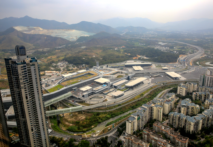 口岸主體建筑橫跨深圳河兩岸，主要包括旅檢大樓、貨檢區、市政配套工程和跨境橋四部分。口岸實行“兩地兩檢”和車輛“一站式”查驗通關模式。其中，“一站式”通關模式的與傳統過關需要經過層層“關卡”不同，通過共享前端交通指引、電子欄桿、監控、遠距離讀卡等采集設備，車輛通關只需一次停車，便可實現口岸查驗單位共同檢查、一次放行，通關時間可縮短至10至15秒。圖為蓮塘/香園圍口岸。