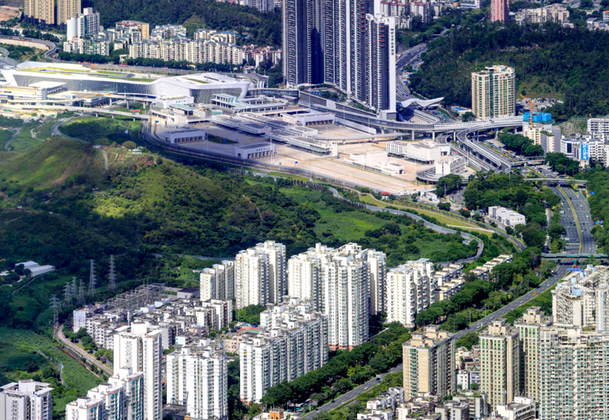 口岸設計通關能力為旅客30000人次/日，車輛17850輛次/日。旅客出入境各設置查驗通道29條，其中人工通道6條、自助通道21條、工作人員通道2條；車輛出入境查驗通道11條，其中貨車7條、客車4條。在旅檢大廳預設臨時人工查驗臺12個，節假日和客流高峰期間，可隨時增開人工通道，疏導效率可提升83%。圖為蓮塘/香園圍口岸。