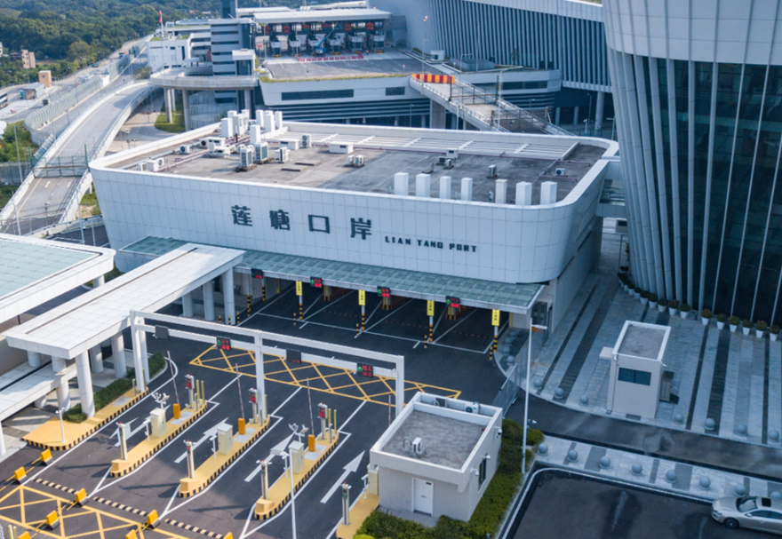 口岸貨檢區域還投入使用了8個海關“冷鏈查驗平臺”，這也是深圳公路口岸中首個配備冷鏈查驗設施設備的口岸，可滿足進口水果、冰鮮等特殊溫度貨物的現場查驗，實現冷鏈貨物“不斷鏈”。此外，口岸還建設了國內首臺超大型“CT型H986”監管設備，海關通過“CT”技術對集裝箱實現不開箱查驗，不僅能精準打擊違法違禁物品，而且極大地提高了通關效率、改善了通關體驗。圖為蓮塘/香園圍口岸。