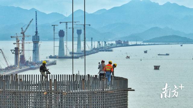 今年以來，黃茅海跨海通道5座主塔“節(jié)節(jié)攀升”，建設進展正在加速。 
