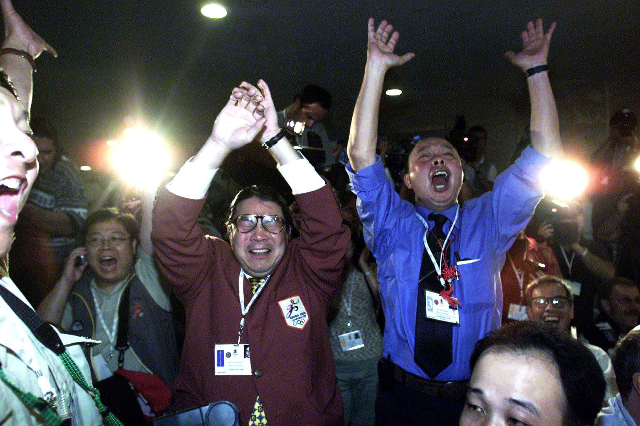 2001北京申奧成功霍震霆在莫斯科現場喜極而泣 (來源:南方日報)