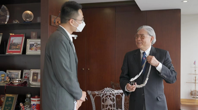 霍震霆向記者展示奧林匹克銀質勛章