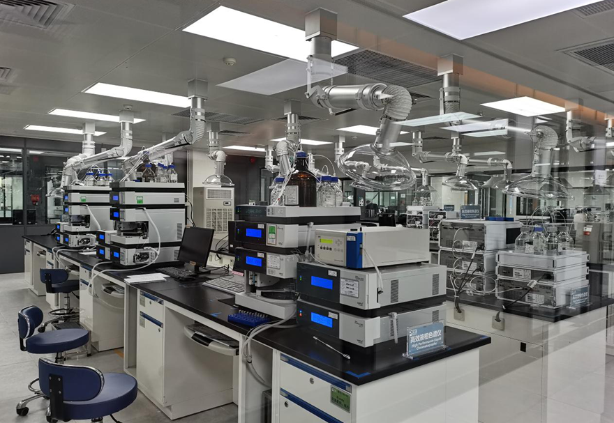 前瞻性的“4+X”產業體系。聚焦裝備制造及機器人、健康醫藥、新一代信息技術和現代服務業等四大主導產業集聚發展，新興未來產業不斷培育。區內已落地西灣醫藥與健康產業園、西灣國家重大儀器科學園、江波龍綜合性存儲產業園、港澳碼頭綜合體等項目。圖為完美生命科學院現場。