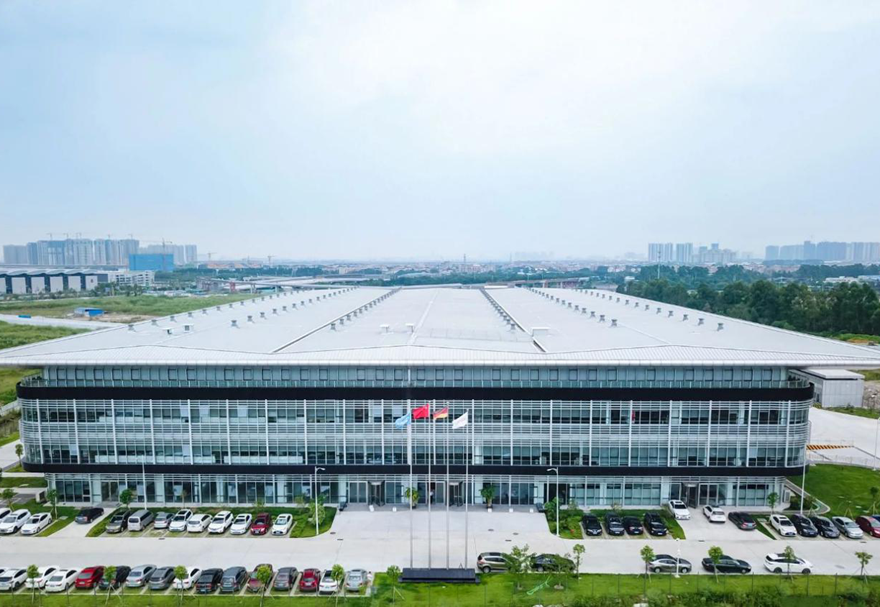 佛山三龍灣區域內已集聚500余家港澳企業，與港澳合作交流密切，港澳青年創新創業就業日益活躍。區域內的中德工業服務區是廣東省擴大開放的合作平臺之一，目前陸續已有多個科技項目落地。圖為德國庫卡機器人三龍灣生產基地。