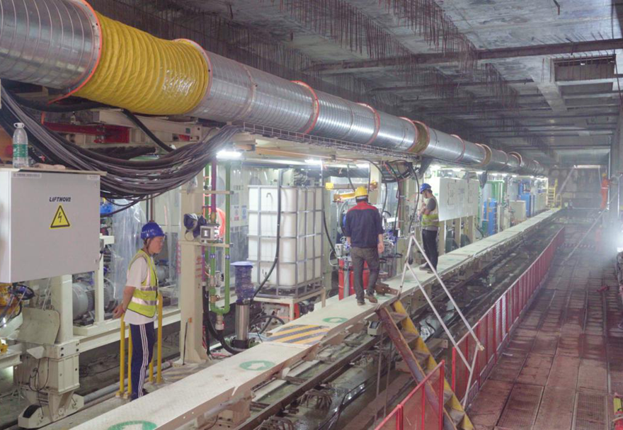 橫琴粵澳深度合作區掛牌以來，一大批基礎設施建設加速推進，合作區面貌日新月異。包括軌道交通、隧道建設等交通設施進展迅速，琴澳交通互聯互通正在加速。圖為正在建設中的澳門輕軌延伸橫琴線項目。