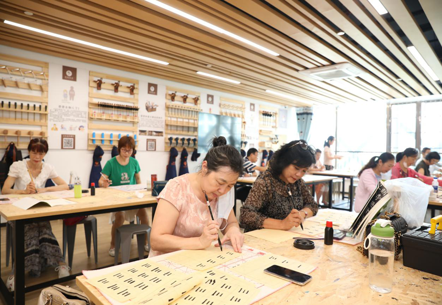 為了共同打造美麗家園，橫琴還主動引進澳門街坊會聯合總會，為在橫琴工作、生活的澳門居民提供具有澳門特色的服務手法和理念。特別是社區長者飯堂政策，可惠及常住橫琴的澳門長者，同時還可享受與橫琴本地戶籍居民同等的優惠補貼。圖為澳門居民在橫琴參加社區活動。