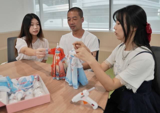 李柏亨（中）希望通過國(guó)潮娃娃，推廣中國(guó)傳統(tǒng)文化。