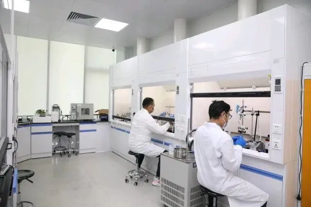 珠海澳大研究院工作人員在進行科研實驗。 圖片