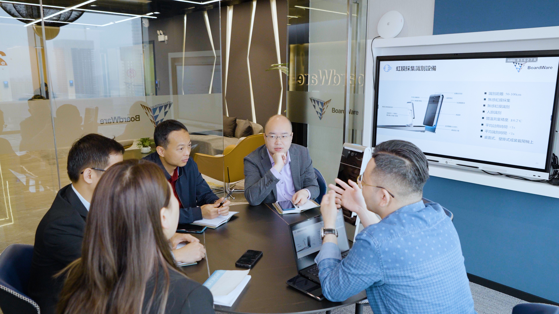 吳鴻祺正和同事討論虹膜身份認證通關系統（李卓軒攝）&nbsp;.jpg