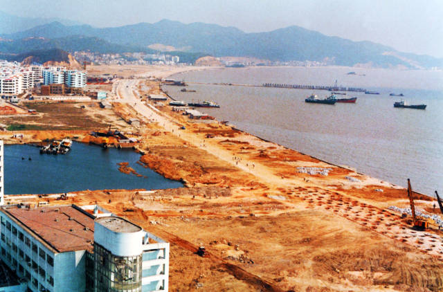 1991年，正在建設中的珠海香洲灣情侶中路。