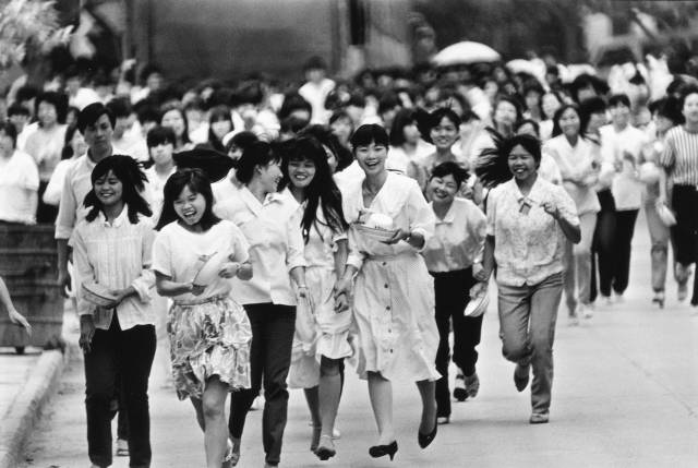 1989年，深圳蛇口凱達玩具廠下班的女工。