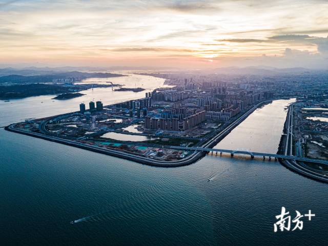2020年6月，汕頭東海岸新城正在如火如荼地建設中。