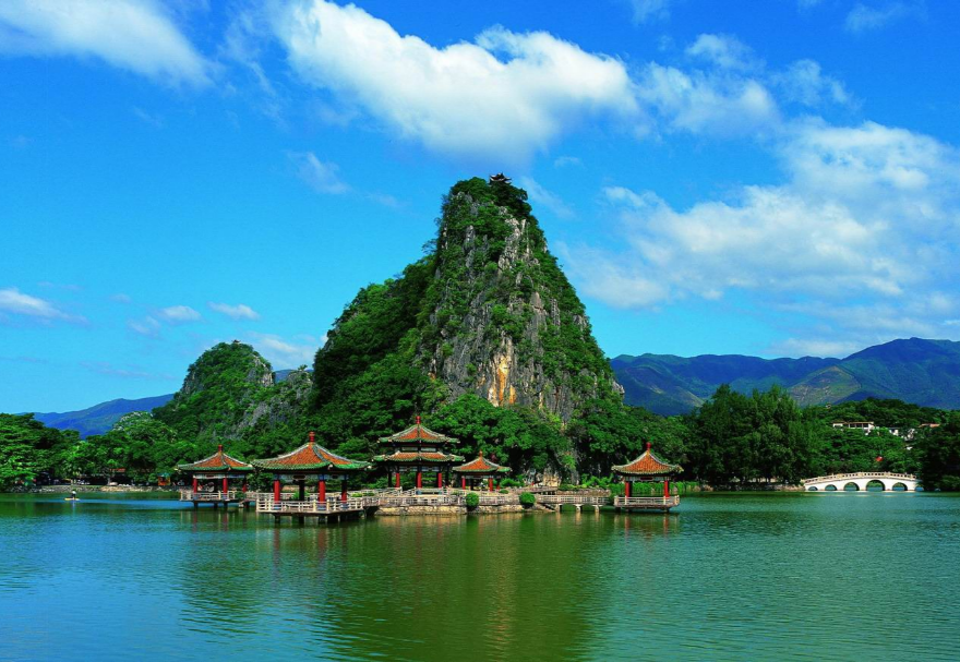 2003年，肇慶從北方引進丹頂鶴，陸續通過打造星湖濕地公園、自主研發繁殖技術手段，讓這些北方來的“客人”成功安家南方。20多年來，從當初引進30多只丹頂鶴，到目前園內共有70多只，近5年平均產蛋12枚以上，平均孵化了83%，平均成活率70.5%，憑借此，星湖國家濕地公園成為觀鳥、游玩、教育、研究的圣地。圖為肇慶星湖國家濕地公園。