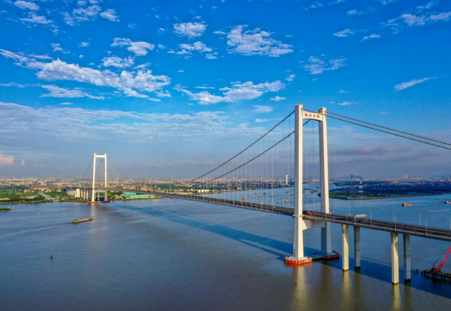 南沙大橋（原虎門二橋項目）位于珠江獅子洋之上，橫跨珠江東西兩岸，連接廣州、東莞兩地。大橋通車后，順德、番禺、南沙以及珠三角西岸其他地區往來珠三角東部城市更加便利，極大緩解了珠江口過江通道不足的壓力，為粵港澳大灣區城市互聯互通打通發展動脈。南沙大橋建成時創下多個世界第一記錄，項目成功研制并應用了“中國芯”——國產1960兆帕鋼絲，讓中國橋梁進一步從建造“走向智造”。圖為南沙大橋。