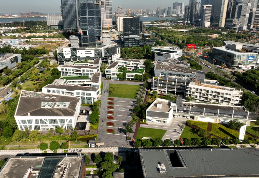 前海深港青年夢工場,由前海管理局、香港青年協會、深圳市青年聯合會三方共同發起成立。重點支持智能硬件、移動互聯網、文化創意等三大領域創業。截至目前,已累計孵化團隊468家,其中港澳臺及國際團隊236家,團隊總融資額超23億元。圖為前海深港青年夢工場。