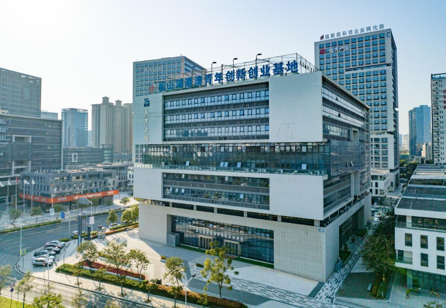 松山湖港澳青年創新創業基地以松山湖人才大廈為中心基地,統籌松山湖國際機器人基地、光大WE谷、林潤智谷、粵港文化創業服務中心等8個站點單位,有效集聚、孵化一批高水平的創新創業項目。截止2022年,東莞市首批兩家市級港澳青年創新創業基地——松山湖港澳青年創新創業基地與濱海灣港澳青年創新創業基地已累計引進港澳人才創業企業160多家。圖為松山湖港澳青年創新創業基地。