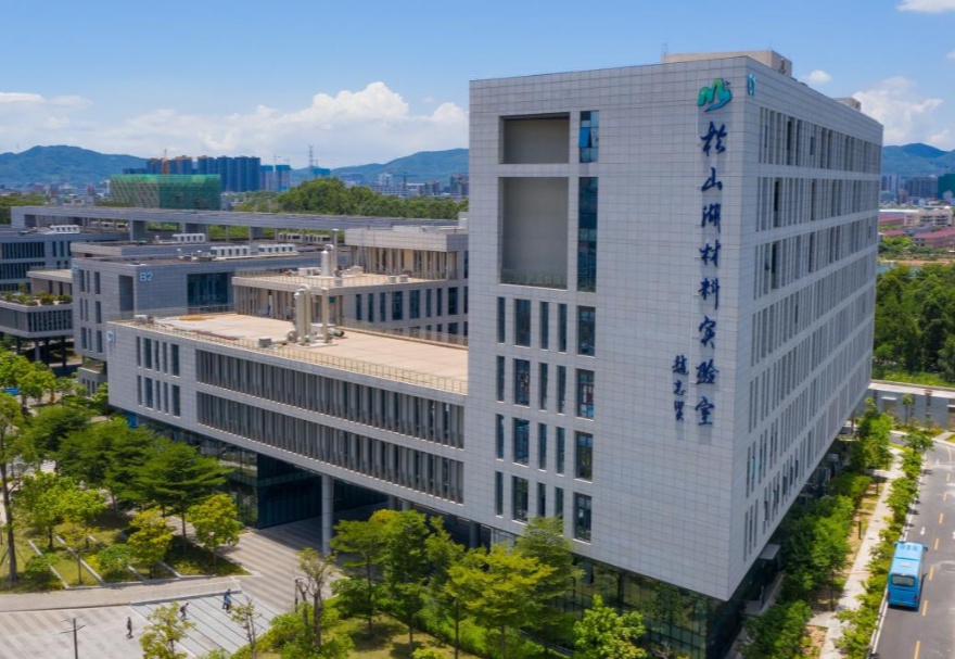 大灣區先進制造業發展勢頭強勁，這為先進材料應用奠定了豐厚的基礎。目前大灣區的先進材料產業在全球價值鏈地位穩步提升，已初步形成惠州新材料產業園、東莞立沙島精細化工園、中國綠色新材料（珠海）產業園等先進材料產業基地，并集聚了以中國散裂中子源、松山湖材料實驗室為首的戰略性科研平臺。圖為位于東莞的松山湖材料實驗室。