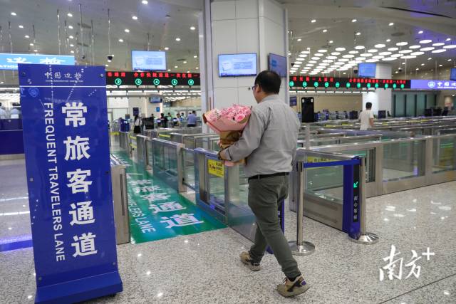 首名“常旅客”順利出境。&nbsp;