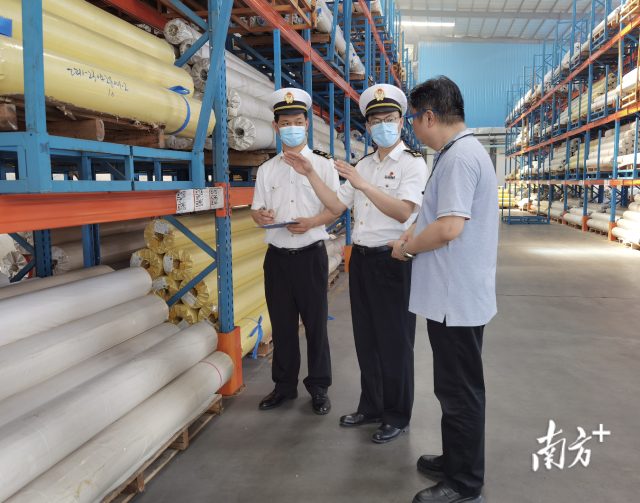 佛山海關關員到企業(yè)現(xiàn)場調研、宣貫RCEP政策。
