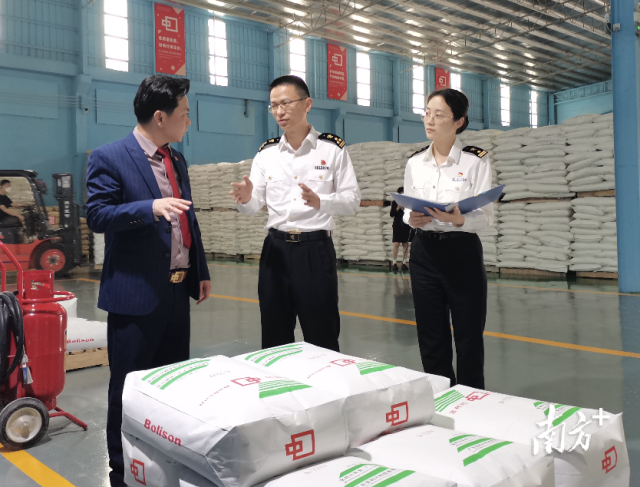 佛山海關關員到企業(yè)宣貫AEO政策。