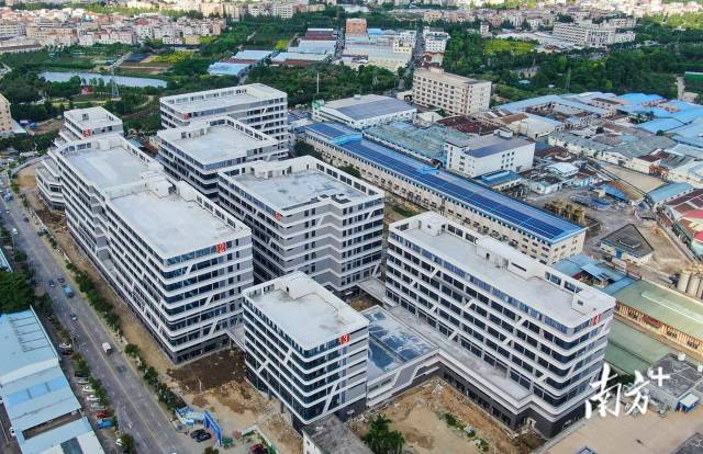 　　中山正在大力推進“工改”，力求闖出產業空間革命新路。圖為建成封頂的小欖鎮九洲基廣成路“工改”項目。 葉志文攝