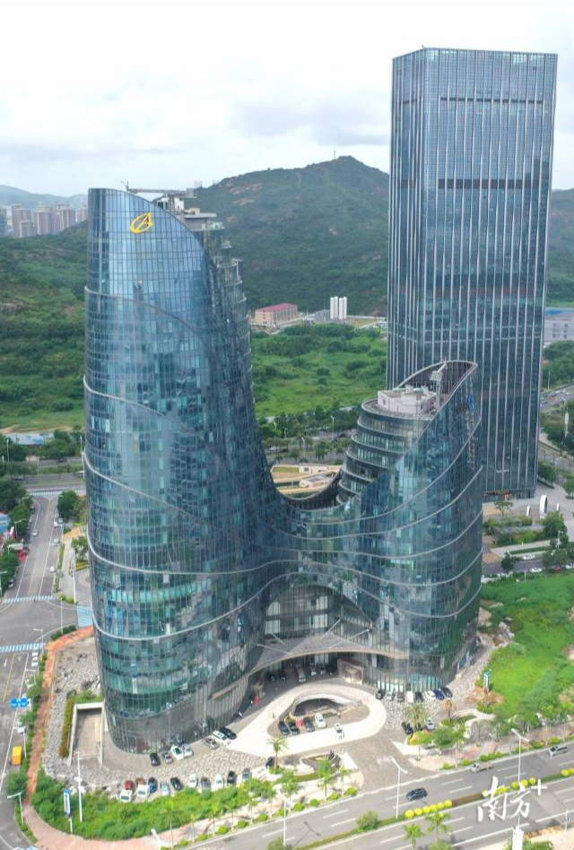 首個子項目將為橫琴華策國際大廈提供建筑智能化升級、節(jié)能改造服務(wù)。 