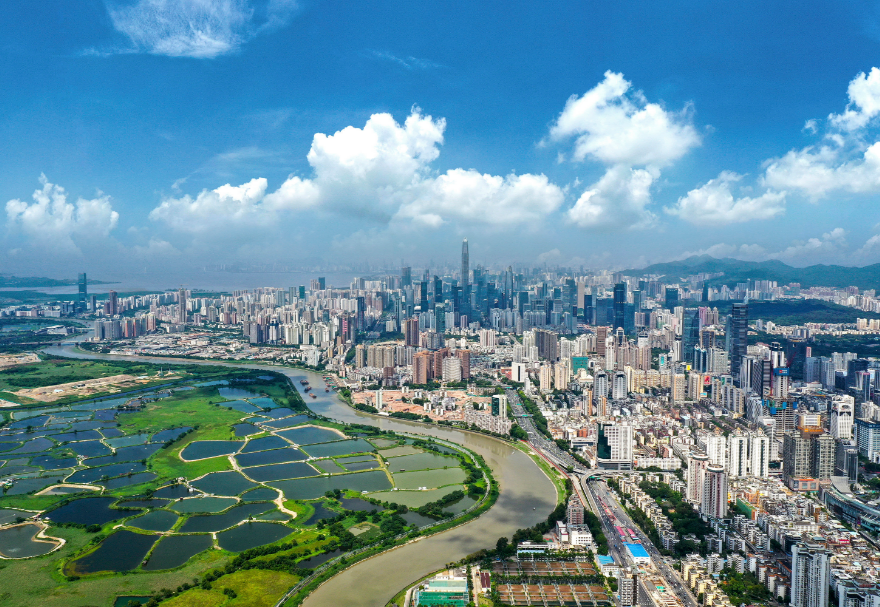 在土地整備方面，為適應(yīng)科技產(chǎn)業(yè)發(fā)展所需，河套合作區(qū)深圳園區(qū)正積極推進土地整備。目前深圳園區(qū)已整備80萬平米，打造10個專業(yè)化產(chǎn)業(yè)園區(qū)，新建60萬平米科研空間，將陸續(xù)投入使用。圖為從深圳河畔看深港邊境。