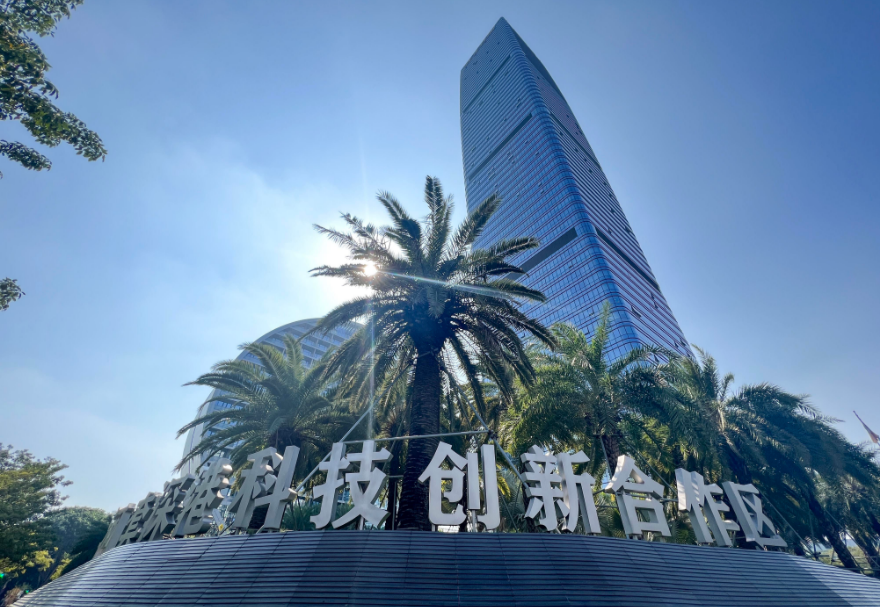 河套合作區(qū)還在不斷“拔節(jié)生長”。在新發(fā)展階段，深港兩地將積極構(gòu)建有利于科技創(chuàng)新的政策規(guī)則體系，打造粵港澳大灣區(qū)國際科技創(chuàng)新中心重要極點，努力成為粵港澳大灣區(qū)高質(zhì)量發(fā)展的重要引擎。圖為河套合作區(qū)。    　　      圖源：南方日報、深圳市福田區(qū)河套深港科技創(chuàng)新合作區(qū)建設(shè)發(fā)展事務(wù)署、新華社
