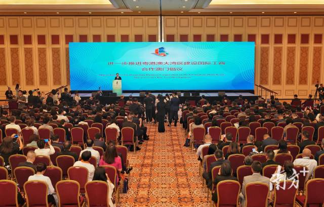 首屆粵港澳大灣區(qū)發(fā)展工商大會開幕式上，大會組委會發(fā)布了《進(jìn)一步推進(jìn)粵港澳大灣區(qū)建設(shè)國際工商合作澳門倡議》。