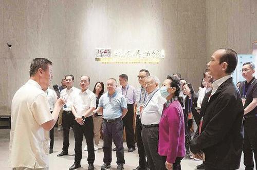 粵澳共同挖掘文旅資源，開發“一程多站”的旅游產品，打造世界級旅游目的地，成為當下共識。圖為考察團在中國端硯博物館考察。