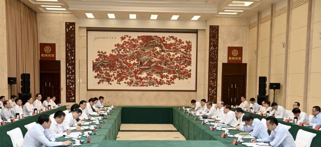 10月15日至17日,江蘇省黨政代表團來粵考察交流。17日下午,兩省在廣州召開合作交流座談會,共商粵蘇深化合作事宜,攜手走好高質量發展之路。 南方+記者 王輝 攝 10月15日至17日,江蘇省黨政代表團來粵考察交流。17日下午,兩省在廣州召開合作交流座談會,共商粵蘇深化合作事宜,攜手走好高質量發展之路。南方日報記者 王輝 攝