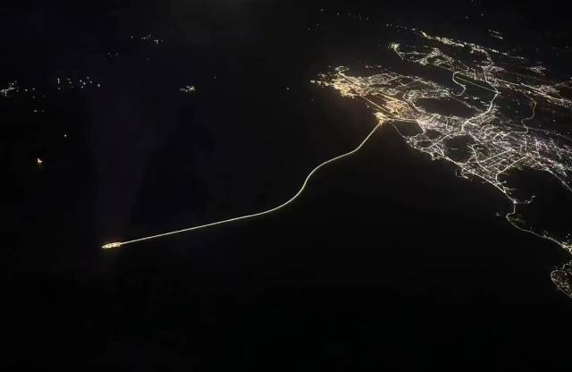 網(wǎng)友從空中拍攝的港珠澳大橋西人工島及延伸出的橋體。