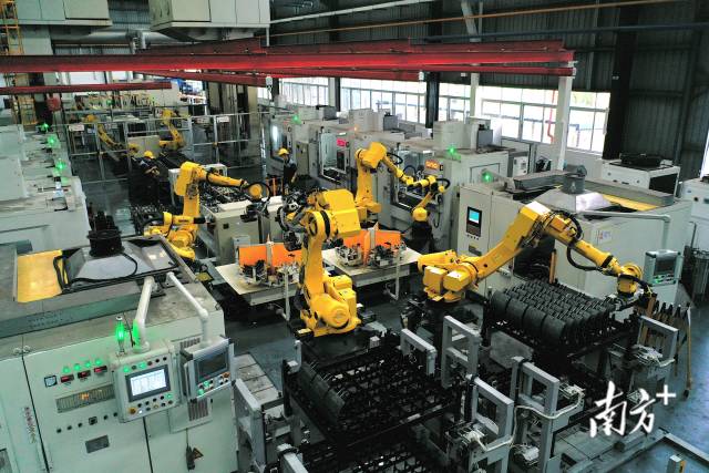江門工業(yè)基礎扎實。圖為江門企業(yè)自動化生產(chǎn)車間。 南方+ 楊興樂 拍攝