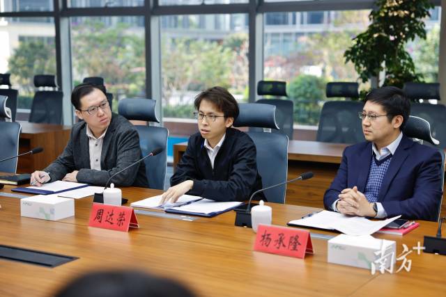 香港公務員周達榮（中）派駐到深圳福田區(qū)政府開展三個月的交流協(xié)作。
