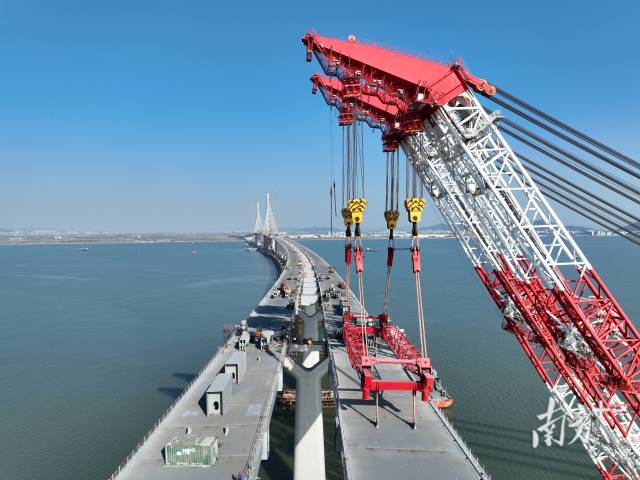黃茅海跨海通道中引橋合龍現(xiàn)場。