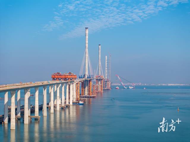 黃茅海跨海通道西引橋節(jié)段梁架設(shè)現(xiàn)場。