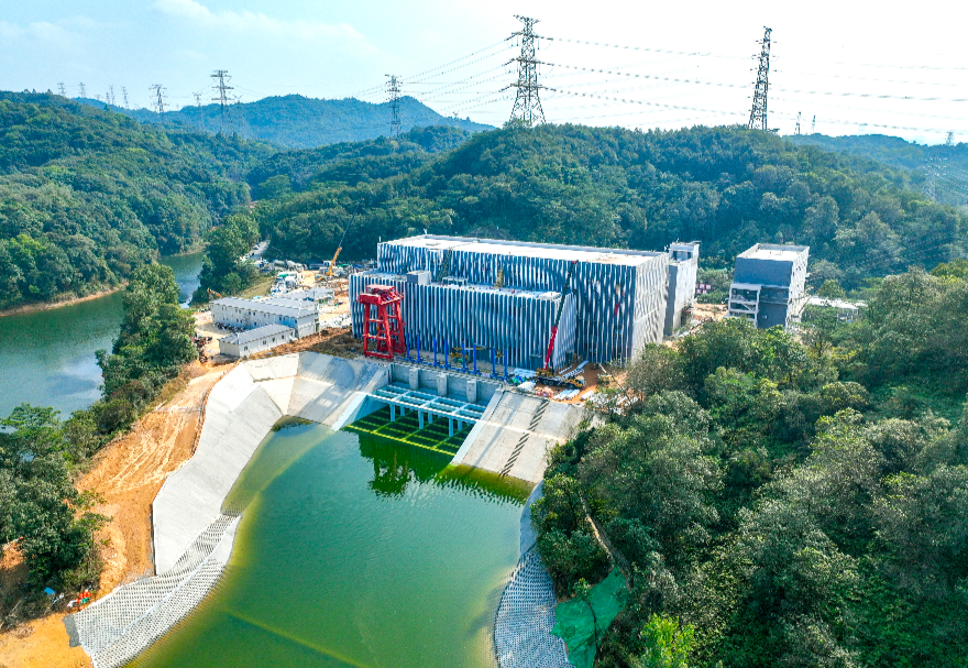 工程橫跨粵港澳大灣區核心城市群，共穿越4處高鐵、8處地鐵、12處高速公路、16處江河湖海，采用地下深埋盾構的方式建設，減少占用近2萬畝的土地。圖為工程羅田泵站航拍圖。
