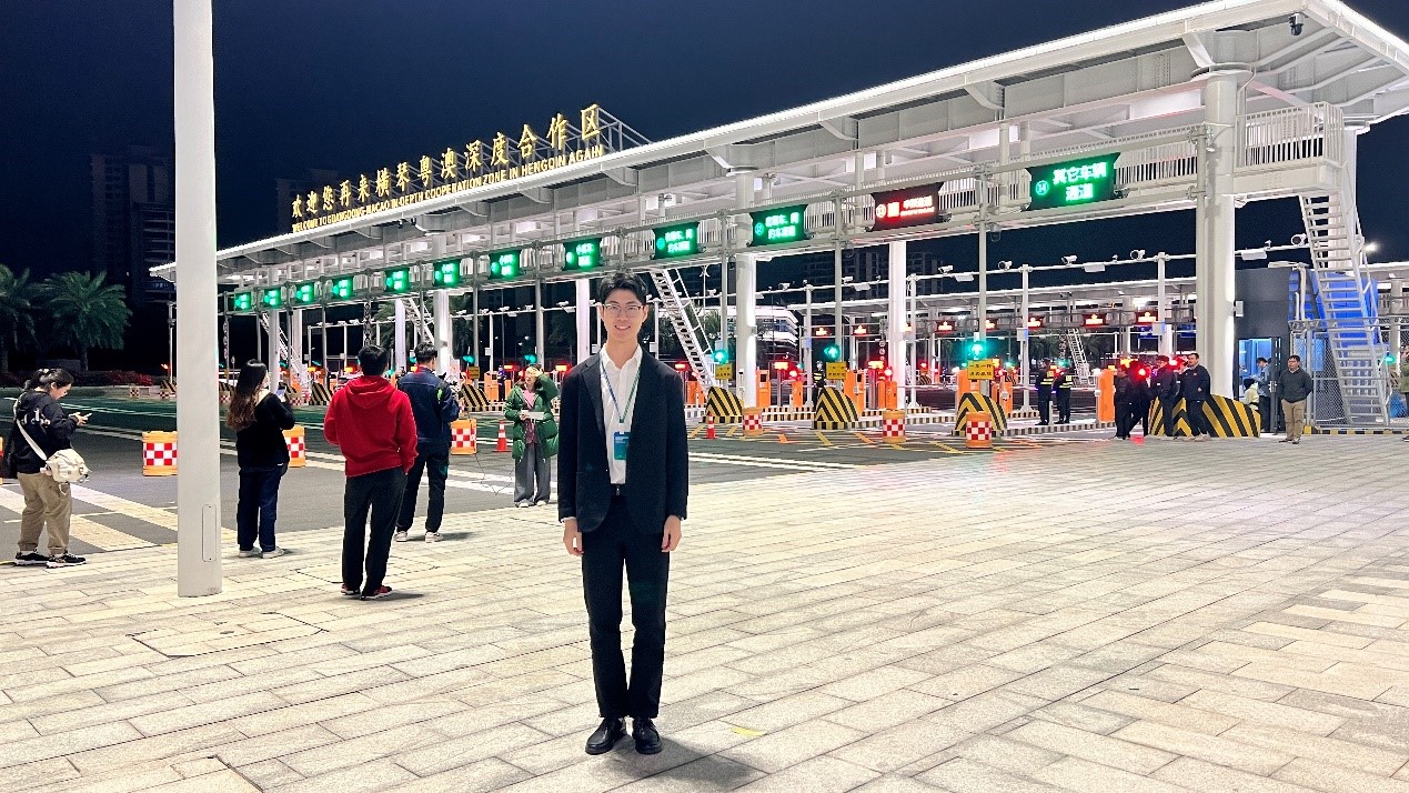 3月1日凌晨，澳門青年蕭文杰在橫琴粵澳深度合作區封關運行現場拍照留念。受訪者供圖
