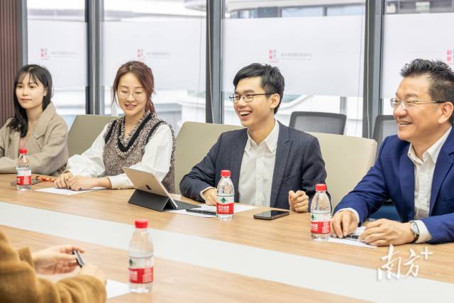 蔡展思（右二）與同事接待了前來洽談合作的澳門旅游業創業團隊。