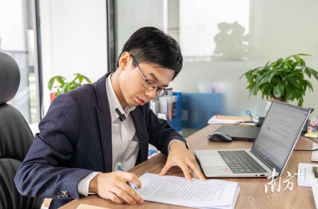 蔡展思在辦公室工作。